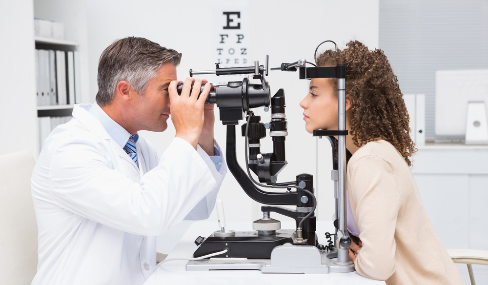 Performing an eye exam by optometrist